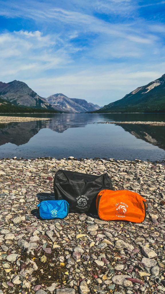 3 backpacking packing cubes in different sizes.