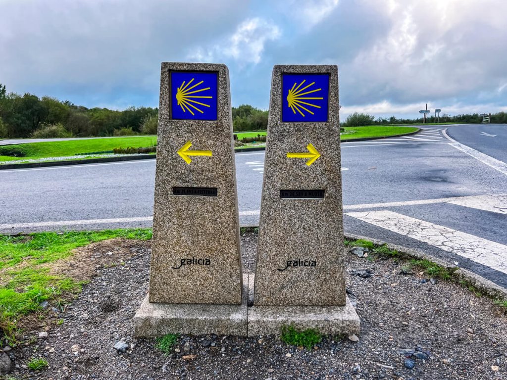 The "Great Divide" on the Camino Finisterre-Mux&iacute;a where one chooses which town to go to.
