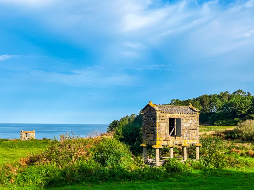 The connector trail between Finisterre and Mux&iacute;a has sea views like this h&oacute;rreo.