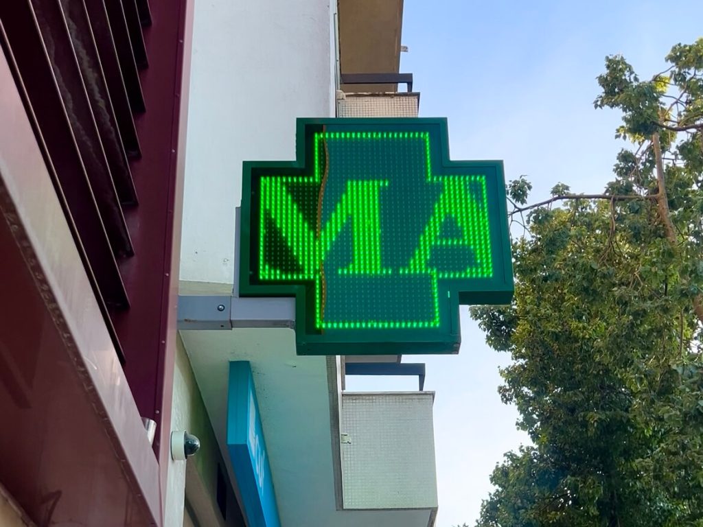 Pharmacy sign in Portugal and Spain.
