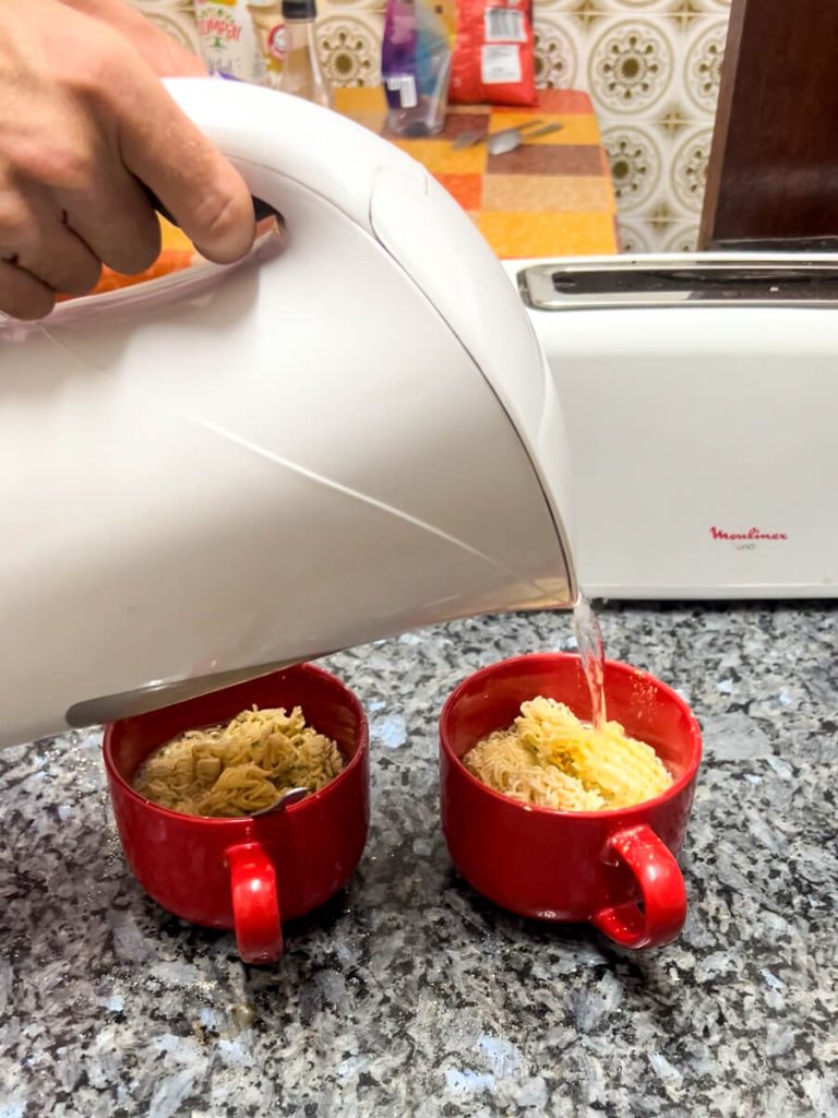 You can cook instant noodles with boiled water from an electric kettle and wait five minutes!
