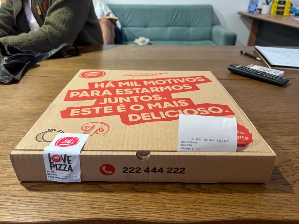 Pizza hut also has vegan pizza options in Portugual!