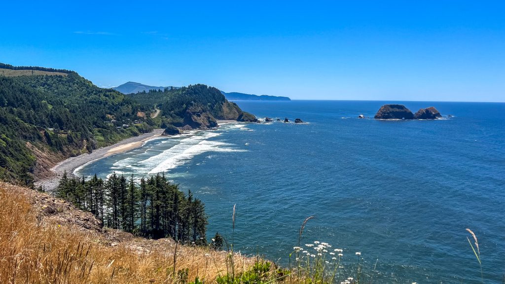 Oregon Coast Trail viewpoint from a bluff of the coastline and Pacific Ocean.